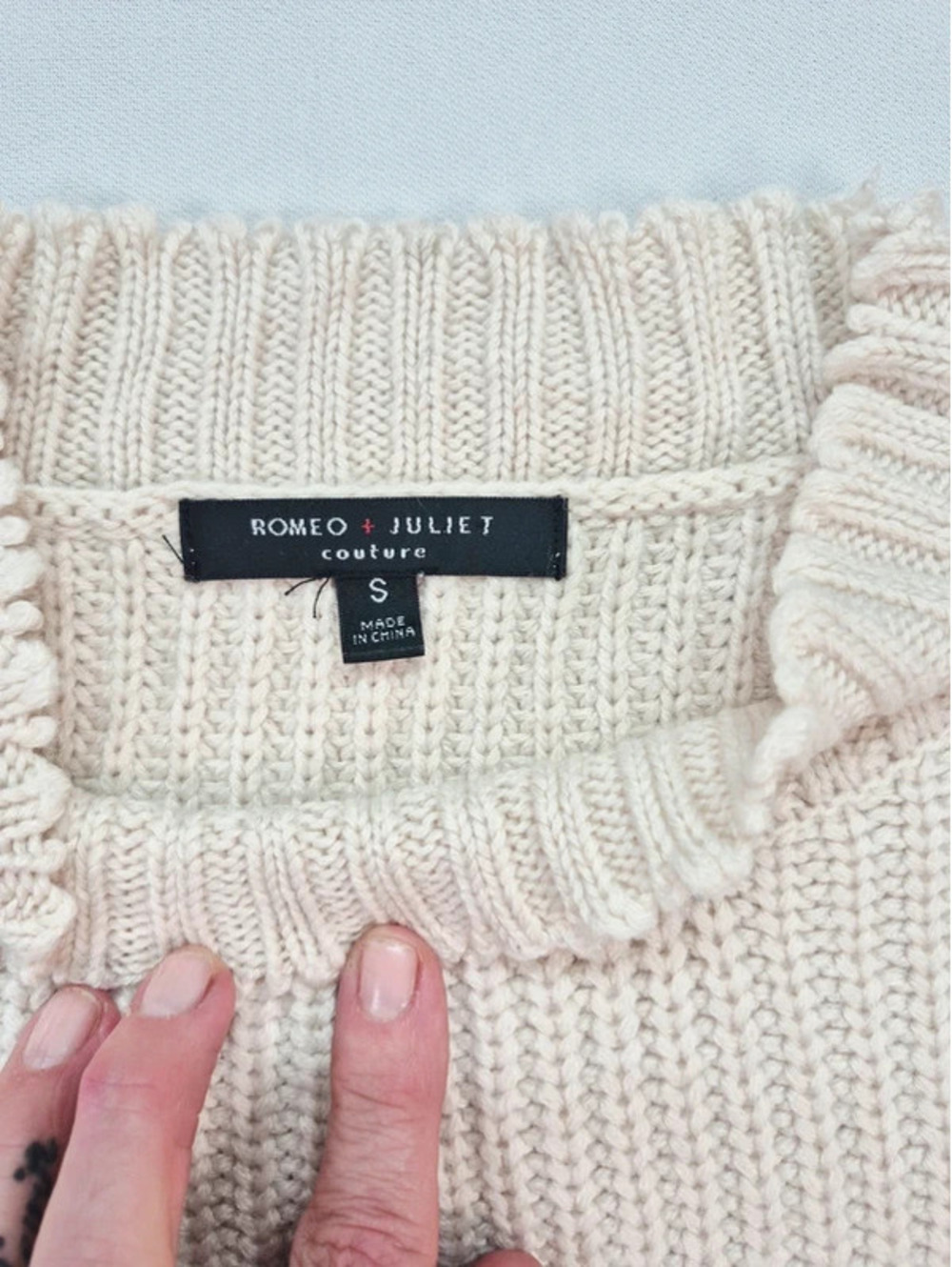 Romeo & Juliet Couture cream Oversized knit cropped sweater Women's small - Picture 8 of 13